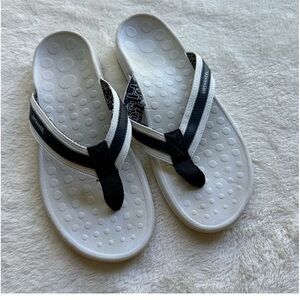 OrthaHeel FlipFlop Comfortable Everyday White and Navy Sandals Womens size 8